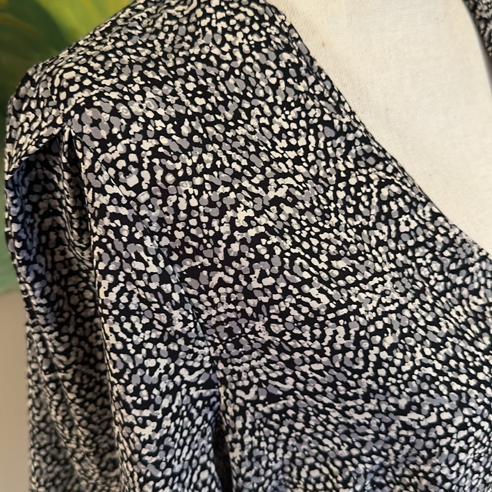 Express Patterned Blouse - Picture 2 of 8